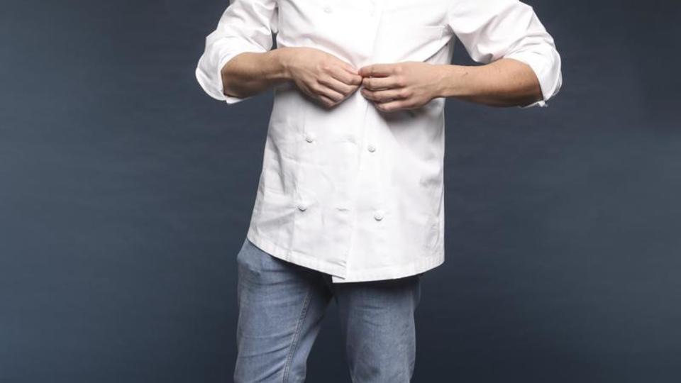 DAMIEN LAFORCE Chef, 23 ans, Lille (59) Pendant 5 ans, Damien a été second chez Florent Ladeyn, finaliste et révélation de Top Chef 2013 aujourd’hui auréolé d’une étoile. Puis Damien a pris la tête du Sébastopol à Lille où il a reçu le prix de Jeune Talent Gault et Millau 2018.