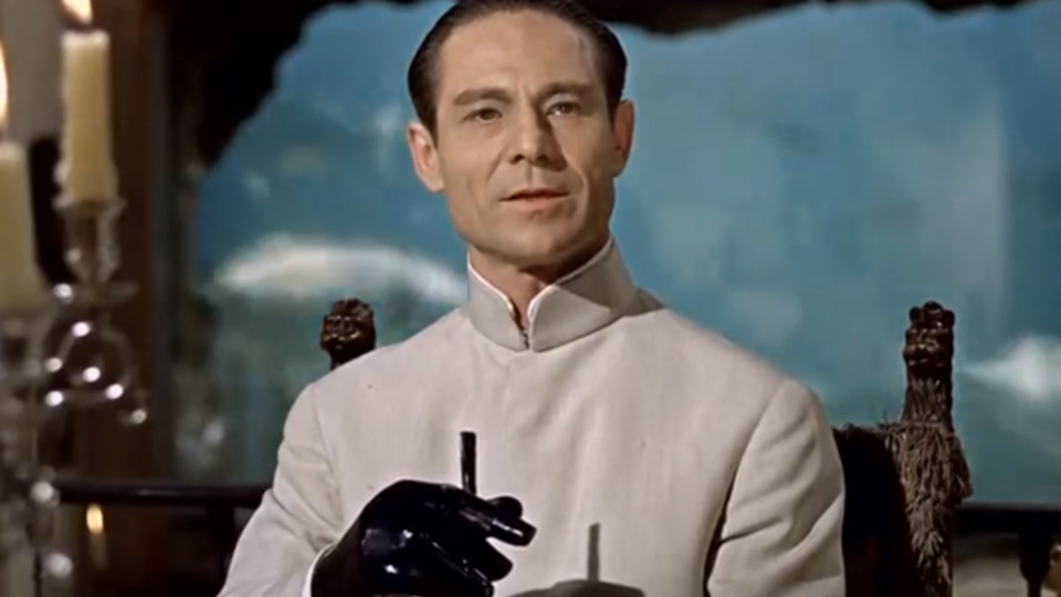 Premier adversaire de 007 sur les écrans, en 1962, le docteur Julius No (Joseph Wiseman) est un spécialiste de la radioactivité. Une passion à cause de laquelle il a perdu ses mains, remplacées par des prothèses métalliques. Membre du Spectre (déjà), il ambitionne de dominer le monde depuis son laboratoire secret au large de la Jamaïque. Brillant, mais vaincu.[Capture d'écran Dailymotion.]
