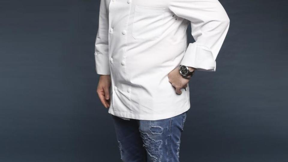 GUILLAUME PAPE Chef, 27 ans, Brest (29). Guillaume a travaillé auprès de grands chefs étoilés comme Olivier Bellin et est aussi à l’aise en cuisine qu’en pâtisserie. Il est aujourd'hui chef dans un grand restaurant en Bretagne.  [Marie Etchegoyen/M6]