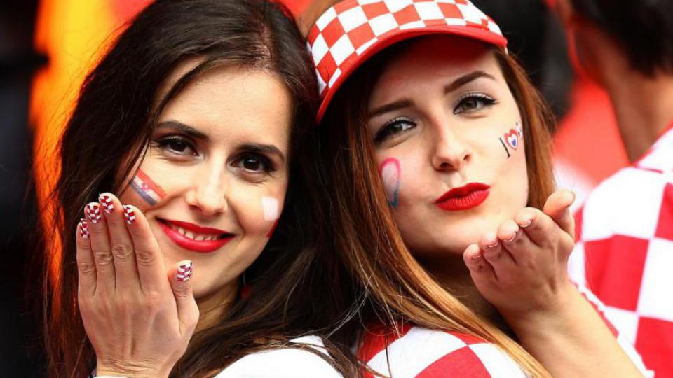 Deux fans croates lors du match Croatie-Turquie, joué au Parc des Princes, à Paris, le 12 juin 