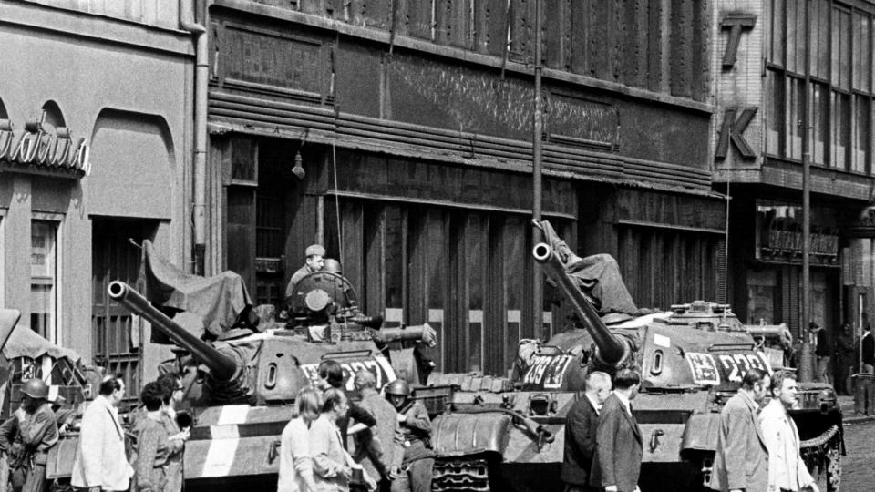 Les troupes soviétiques écrasent le "Printemps de Prague"