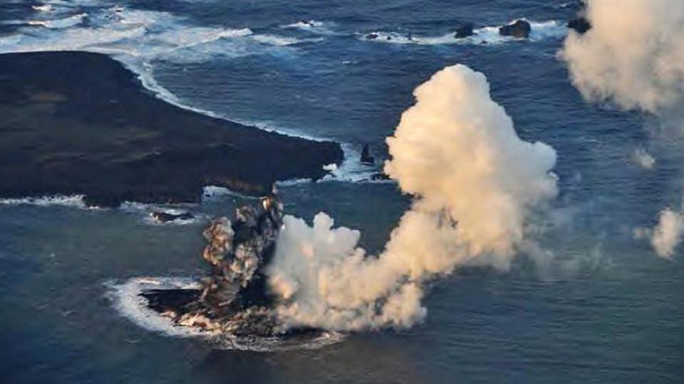 Le 26 novembre, l'activité volcanique s'était intensifiée. Les garde-côtes pensaient toutefois que l'île n'était qu'éphémère. En 1986, un îlot s'était formé de façon similaire avant de disparaître au bout de deux mois.
