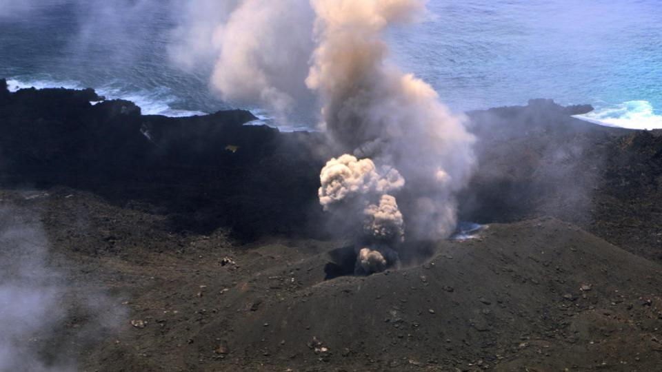 L'activité volcanique sur l'île est très importante. Le nuage de poussière émis par les éruptions atteint les 2000 mètres d'altitude.