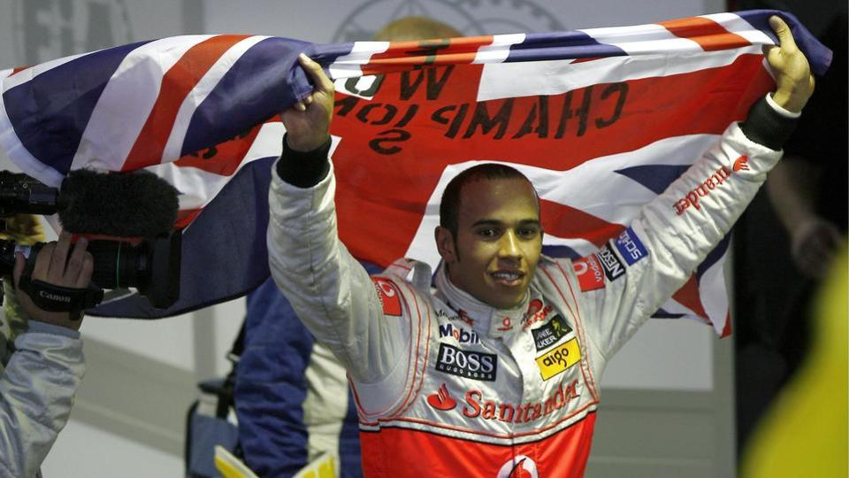 2008 : A 23 ans, 9 mois et 26 jours, Lewis Hamilton devient le plus jeune champion du monde de l’histoire. Avec volant de sa McLaren, le pilote britannique devance seulement d’un point le Brésilien Felipe Massa pour décrocher le premier titre de sa carrière au terme d’un incroyable scénario lors du dernier Grand Prix au Brésil. Alors que Massa s’est imposé, Hamilton a pris dans les derniers virages la 5e place nécessaire pour être sacré.