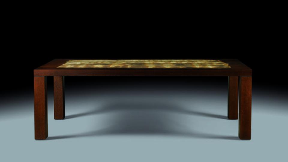 Elégante et grande table modern incluant un panneau de bois fossile sélectionné, Trias, vendu 48,750 EUR.