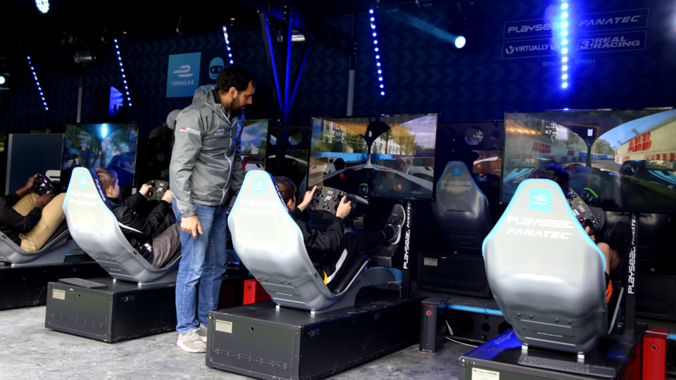 La Formule E à Paris, c'est aussi une foule d'activité, comme ce stand d'e-sport dédié aux jeux vidéos de courses automobiles.
