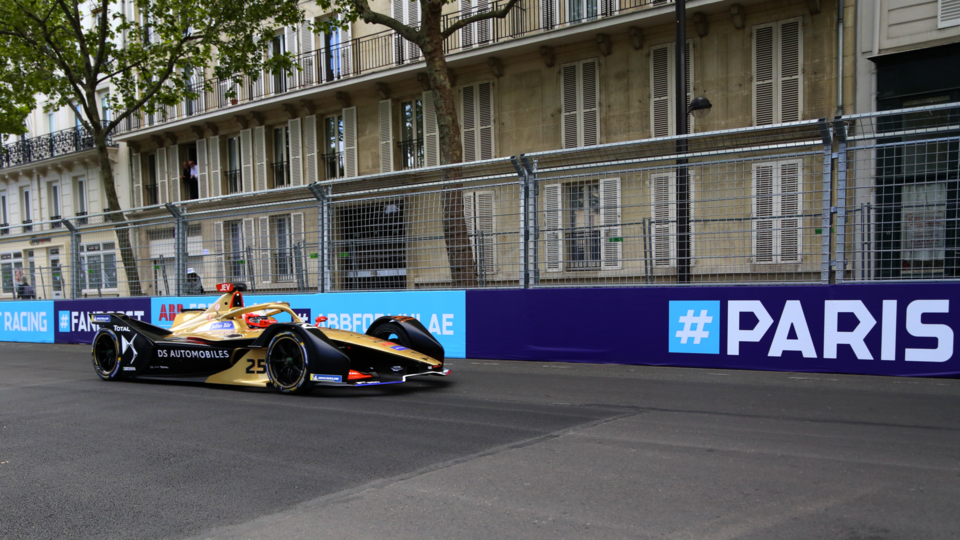 Jean-Éric Vergne, pilote français et champion du monde en titre en action lors des essais qualificatifs dans les rues de Paris. Il ne sera pas à la hauteur de sa performance en 2018, puisqu'il n'arrive que 14e après les qualifications, et 6e au classement final.