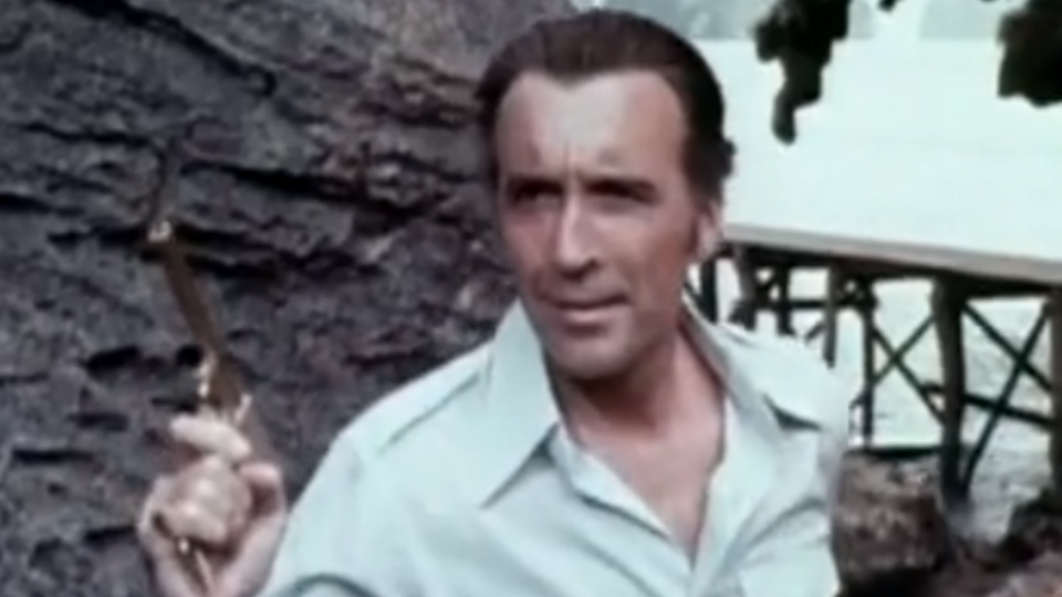 Le mystérieux Francisco Scaramanga (Christopher Lee) est L’homme au pistolet d’or (1974), qui affronte James Bond pour l’obtention de l'Agitateur Sol-X, un engin capable de capter l'énergie solaire. A son actif, un cache-cache meurtrier avec 007 dans l’île qu’il détient au large de la Thaïlande, où rôde le nain Tric-Trac.[Capture d'écran Dailymotion.]