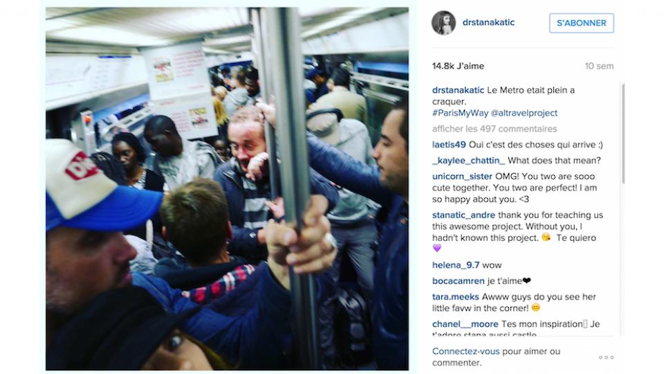 La star de la série Castle a dit « oui » à son compagnon de longue date Kris Brkljac (tous les deux en bas à gauche sur la photo prise dans le métro parisien).