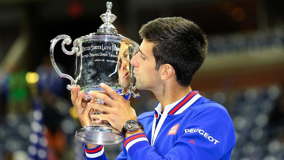 Comme sur le gazon londonien quelques semaines auparavant, Novak Djokovic se défait du Suisse Roger Federer en finale de l'US Open pour conquérir son 10e titre en Grand Chelem.