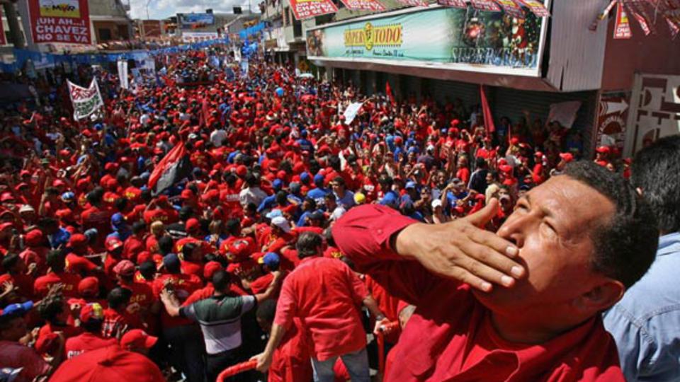 Chavez a toujours conservé une forte popularité grâce, notamment, à ses programmes sociaux qui ont amélioré la vie de millions de Vénézuéliens jusque-là exclus des bénéfices d'une fantastique rente pétrolière. 