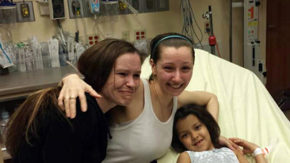 Amanda Berry, au centre, retrouve sa soeur à l'hôpital de Cleveland après 10 ans de séquestration.