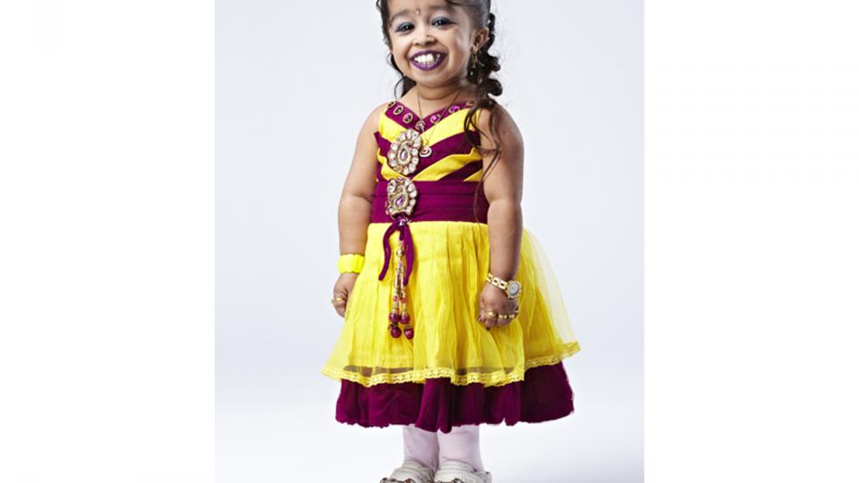 Son sourire illumine de mille feux le Guinness Book. Jyoti Amge n’a que 18 ans mais est déjà connue dans le monde entier. La femme la plus petite du monde est originaire d’Inde et mesure 62,8 cm.[Paul Michael Hughes / Guinness World Records]