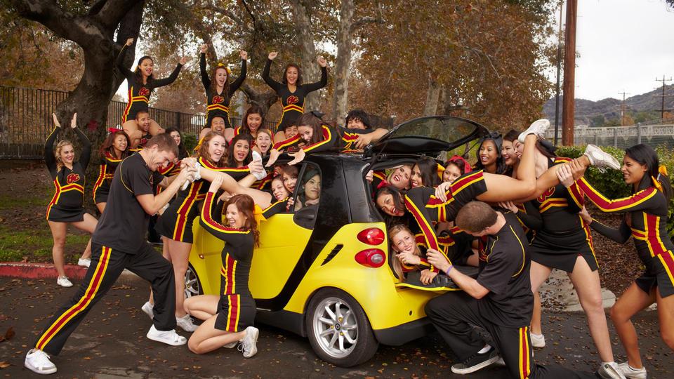 En temps normal, la célèbre voiture citadine "Smart" peut contenir 2 personnes. Mais sur cette photo, on recense pas moins de 20 membres (toutes des filles d’au moins 1’52m) de la Glendale Cheerleading Team (Etats-Unis) à l’intérieur du véhicule. Un authentique exploit !