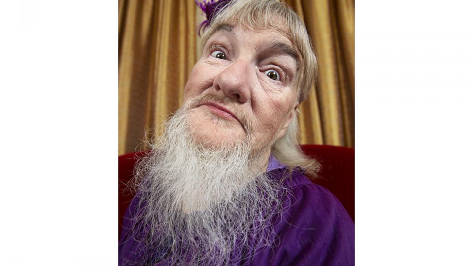 Depuis le décès de sa mère en 1993, Vivian Wheeler ne se cache plus et laisse désormais sa barbe pousser librement. Celle qui s’est rasée pour la première fois à l’âge de 7 ans, peut se targuer d’être la détentrice de la plus longue barbe pour une femme. La sienne mesure 25,5 cm (du follicule à l’extrémité du poil).[James Ellerker / Guinness World Records]